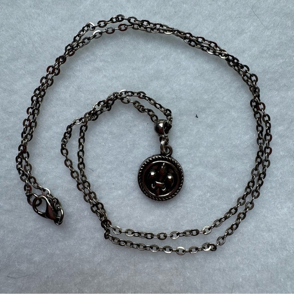 Vintage Silver French Fleur de Lis Pendant Necklace NWOT - Picture 9 of 15